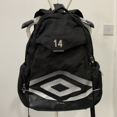 Umbro Pro Training 30L Retro Trainingstasche schwarz Sport Camping College Rucksack