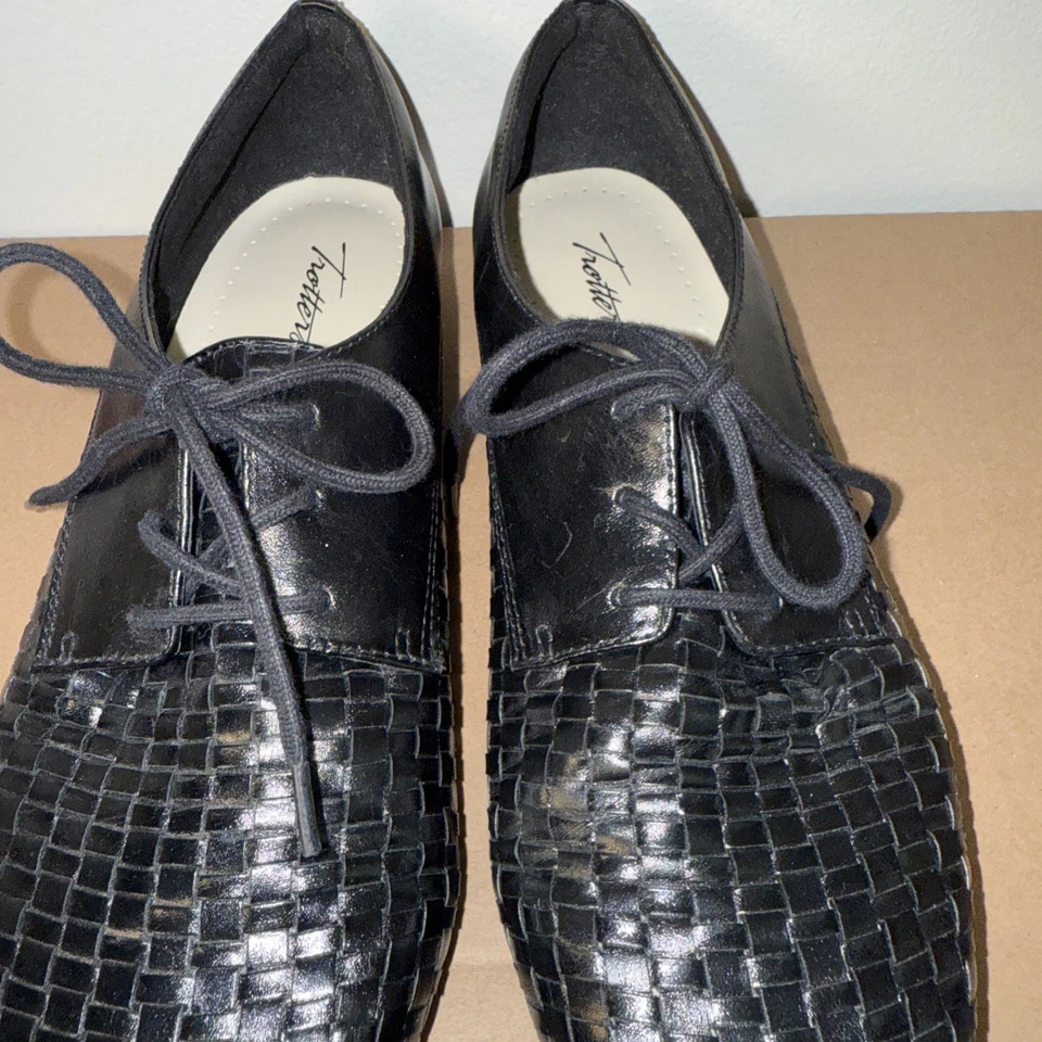 Mocasines Trotters Oxford Lizzie espiga cuero negro para mujer 13-estrechos Foto 3 de 4