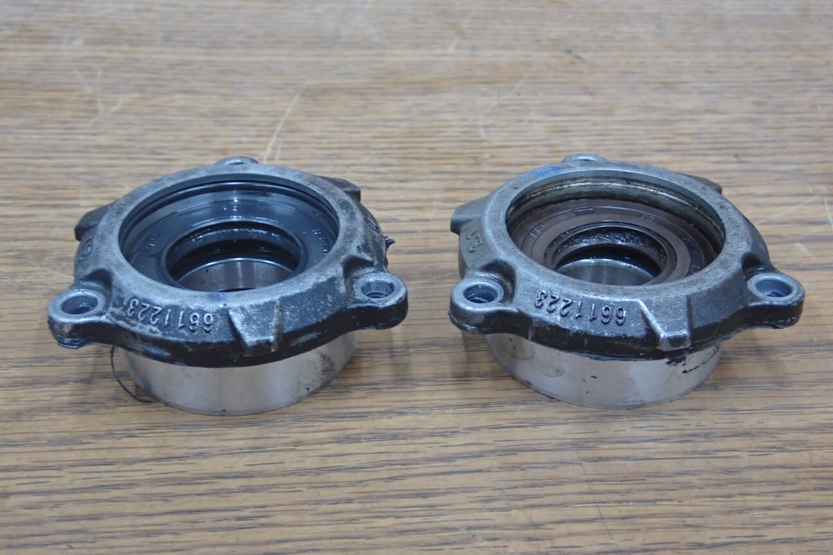 モンゴル 23 CAN-AM OUTLANDER 850 PROP SHAFT BEARING COVER HOUSING PAIR