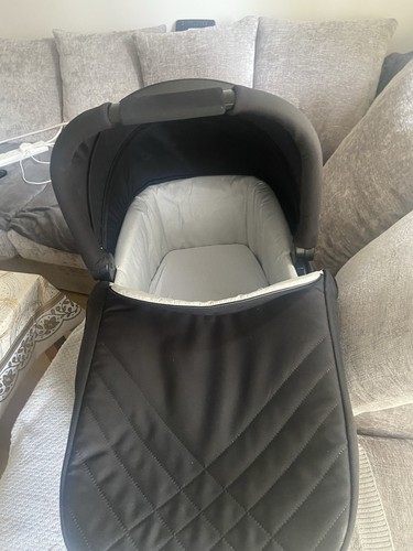 Graco Arris Trio Travel System with Footmuff, Carrycot, ISOFIX Base & Adapters - Picture 2 of 5