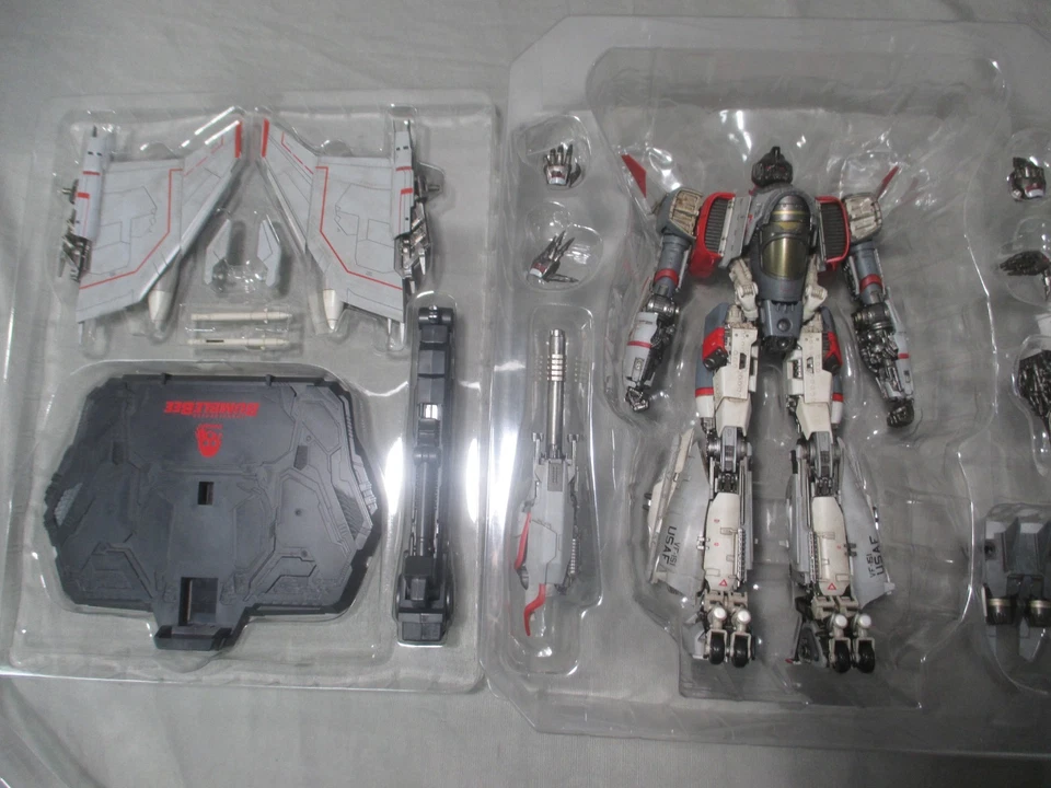 Transformers BLITZWING Complete Threezero Bumblebee DLX Collectible Figure 3A - Image 4 of 4