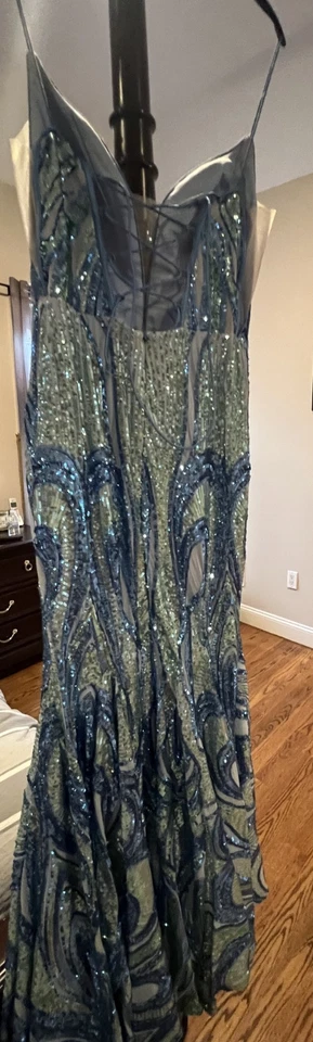 Vestido de graduación, Alyce Paris, hoja pagada azul claro, talla 8 modificado a talla 6 Foto 4 de 4