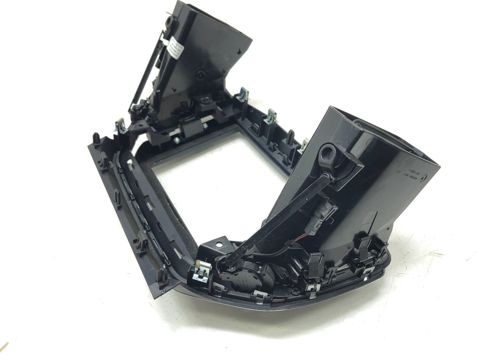 2014-2019 MASERATI GHIBLI FRONT CENTRAL BEZEL TRIM W/ GRILLE OEM.