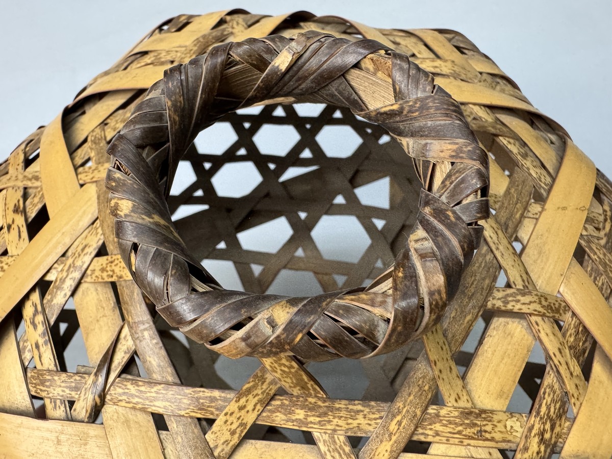 Y8877 Bamboo Woven Basket Flower vase Japan antique ikebana