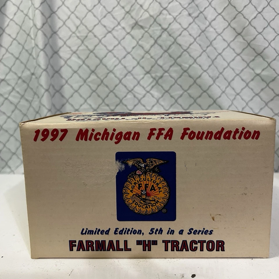Tractor coleccionista de metal fundido a presión Ertl 1/16 Farmall "H" 1997 Michigan FFA Limited Foto 2 de 4