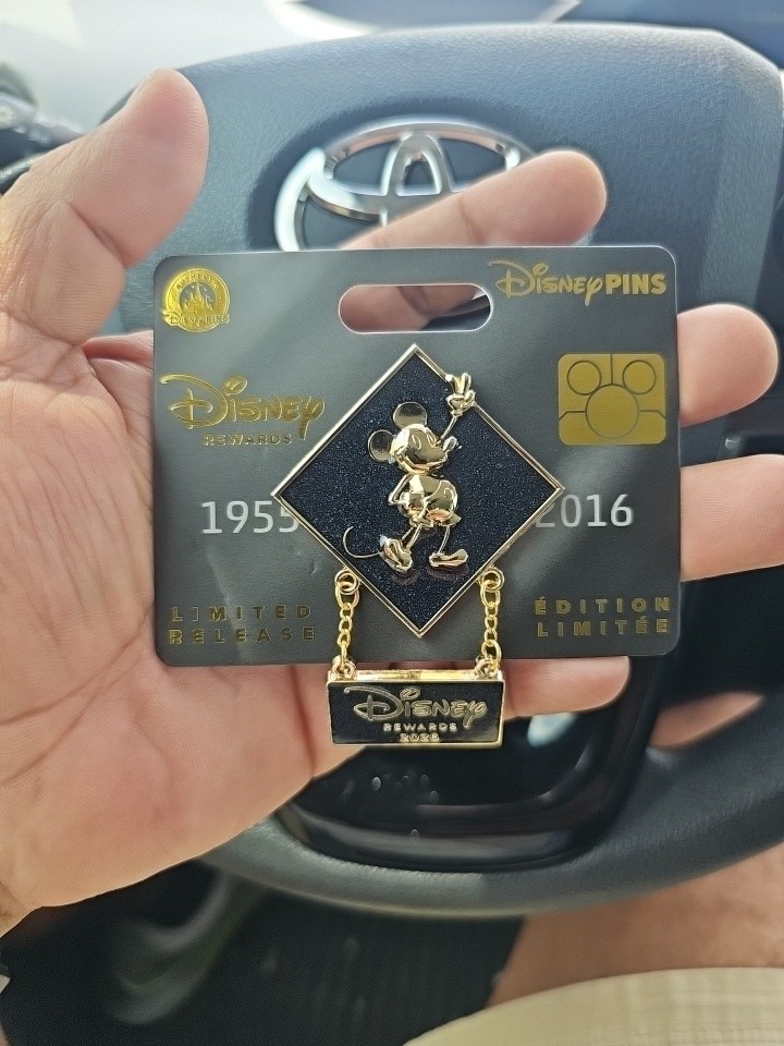 Disney Parks Mickey Mouse VISA Rewards Card Member 2026 Pin Dangle Black Sparkle