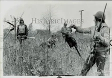 1976 Press Photo Hunter In Michigan Shows Dead Pheasant To Party As Season Opens
