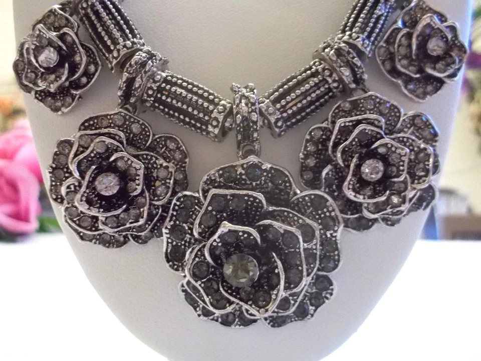 COLLAR BETSEY JOHNSON BOHO ESTILO TIBETANO PLATA ROSAS MARQUESA CON CRISTAL Foto 4 de 4