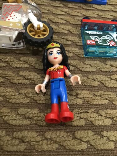 LEGO DC Super Heroes Wonder Woman w/ Motorcycle & Booth Minifig parts 41235 - Picture 2 of 9