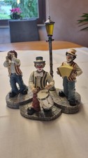Gilde Clown Akkordeonspieler Trommler und Trompeter mit Aufsteller