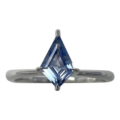 Moderner Solitärring 0,50ct tiefblauer Saphir ausgefallener Drachenschliff 18k Weißgold