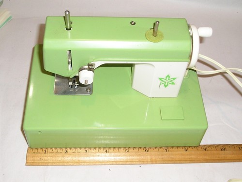 Vintage Crystal Toy Sewing Machine - Japan - Runs - 110V or 2 "D" Batteries - Picture 8 of 10