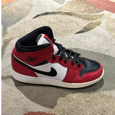 Jordan Air Jordan 1 Mid Chicago Black Toe Red/Black/White 554724-069