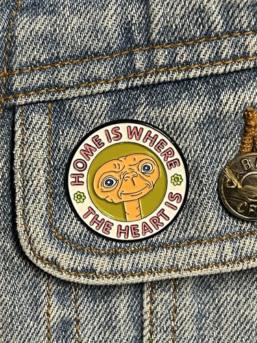 ‘Home Is Where The Heart Is’ Cute Retro 80s Funny E.T Alien Enamel Pin - Picture 1 of 5