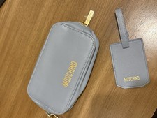 Borsa da viaggio Moschino blu chiaro Cosmetics con etichetta nome bagaglio