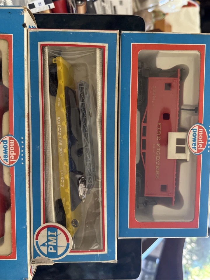 5Model Power HO Santa Fe F9 9802 fire car 6780 transfer 9114 union pacific flat - Image 3 of 4