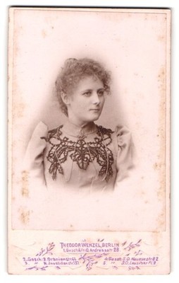Fotografie Theodor Wenzel, Berlin, Andreasstraße 28, Elegantes Portrait einer F 
