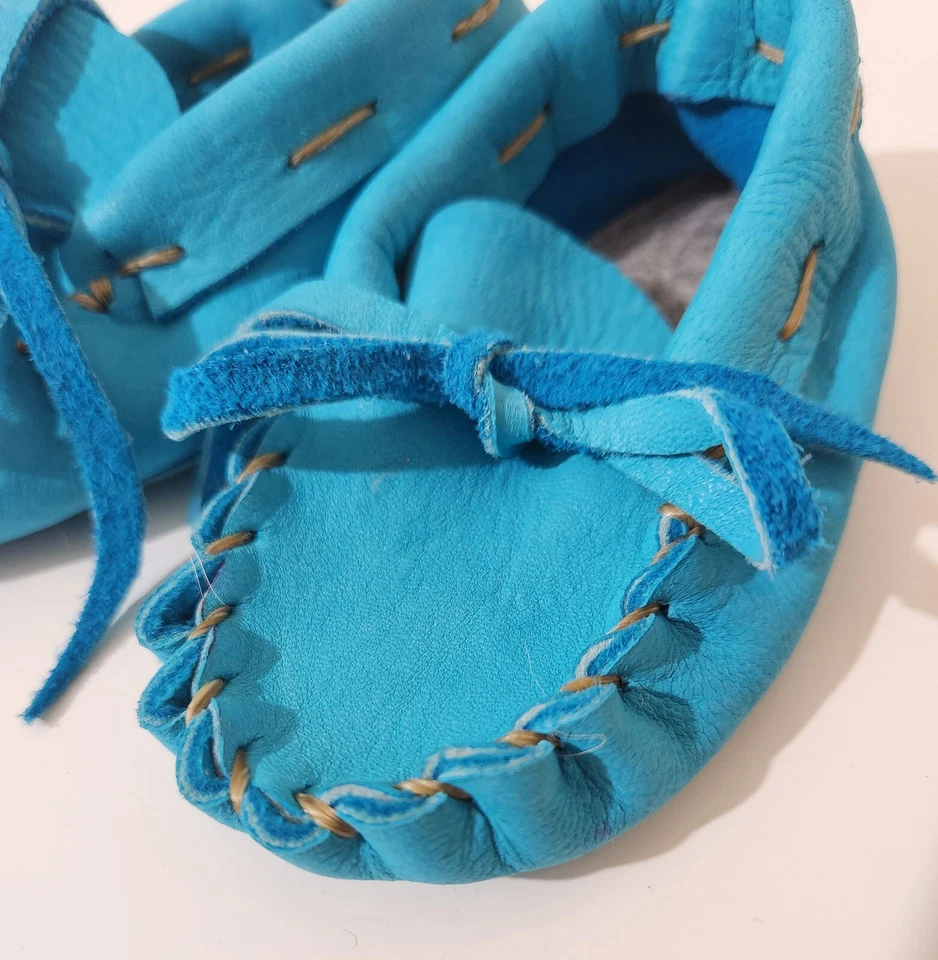 Mocassins infantis de couro azul-petróleo super macio feitos à mão tamanho 2  - Imagem 3 de 4