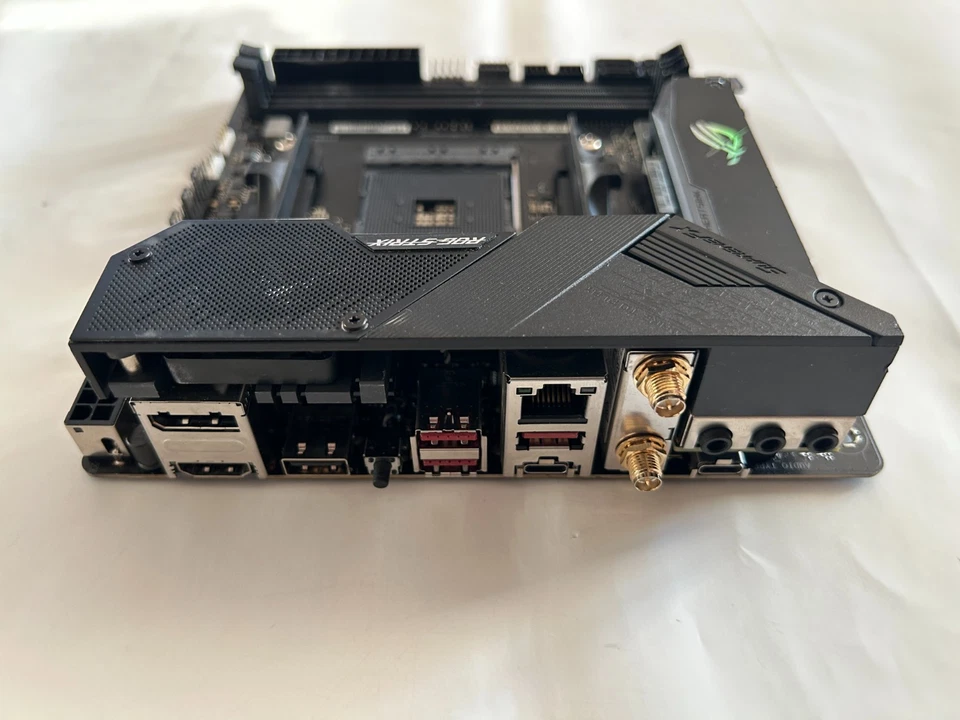 ASUS ROG STRIX B550-I GAMING(WIFI) MINI-ITX AM4 AMD per CPU RYZEN 3XXX-4XXX-5XXX - Immagine 2 di 4