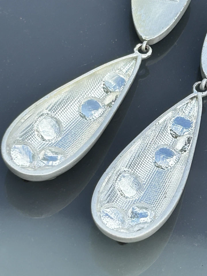 "Pendientes colgantes firmados brillantes Sheila Fajl satinados mate tono plata joyería de 3,25""" Foto 4 de 4