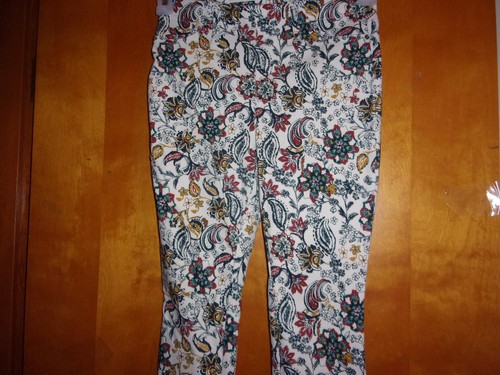NEW LADY'S TIME & TRU WHITE w/ FLORAL PRINT FITTED JEGGING with 2 BACK POCKETS - Picture 2 of 4