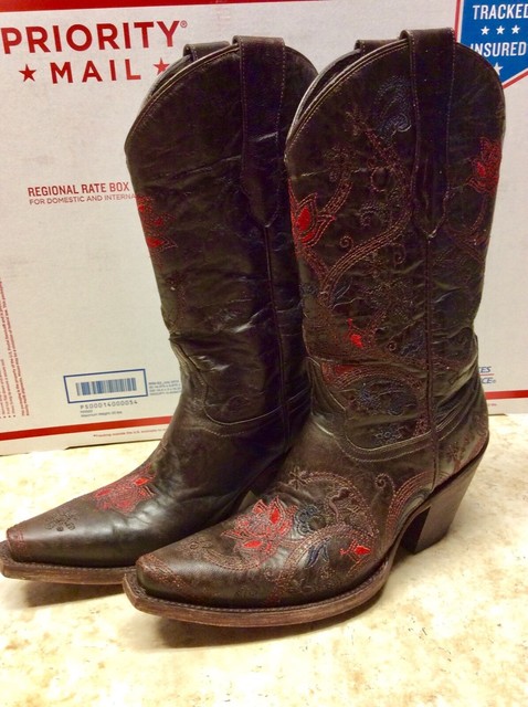 boots with red roses