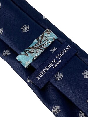 Cravate Designer Frederick Thomas - Bleu Marine Foncé Brodé Rouge - Longueur Classique - Neuf Avec étiquettes
