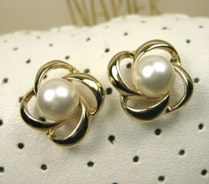 Vintage 80s Flower Faux White Cream Round Pearl Flower Stud Post Earrings USA