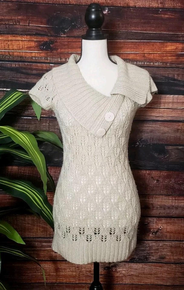 Suéter Love By Design manga curta média gola capuz crochê malha aberta - Imagem 3 de 4