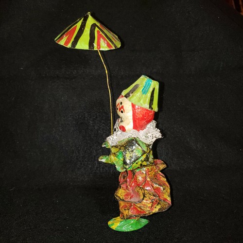 Paraguas vintage de arte popular mexicano de papel maché payaso sosteniendo zapatos de paz - Imagen 4 de 8