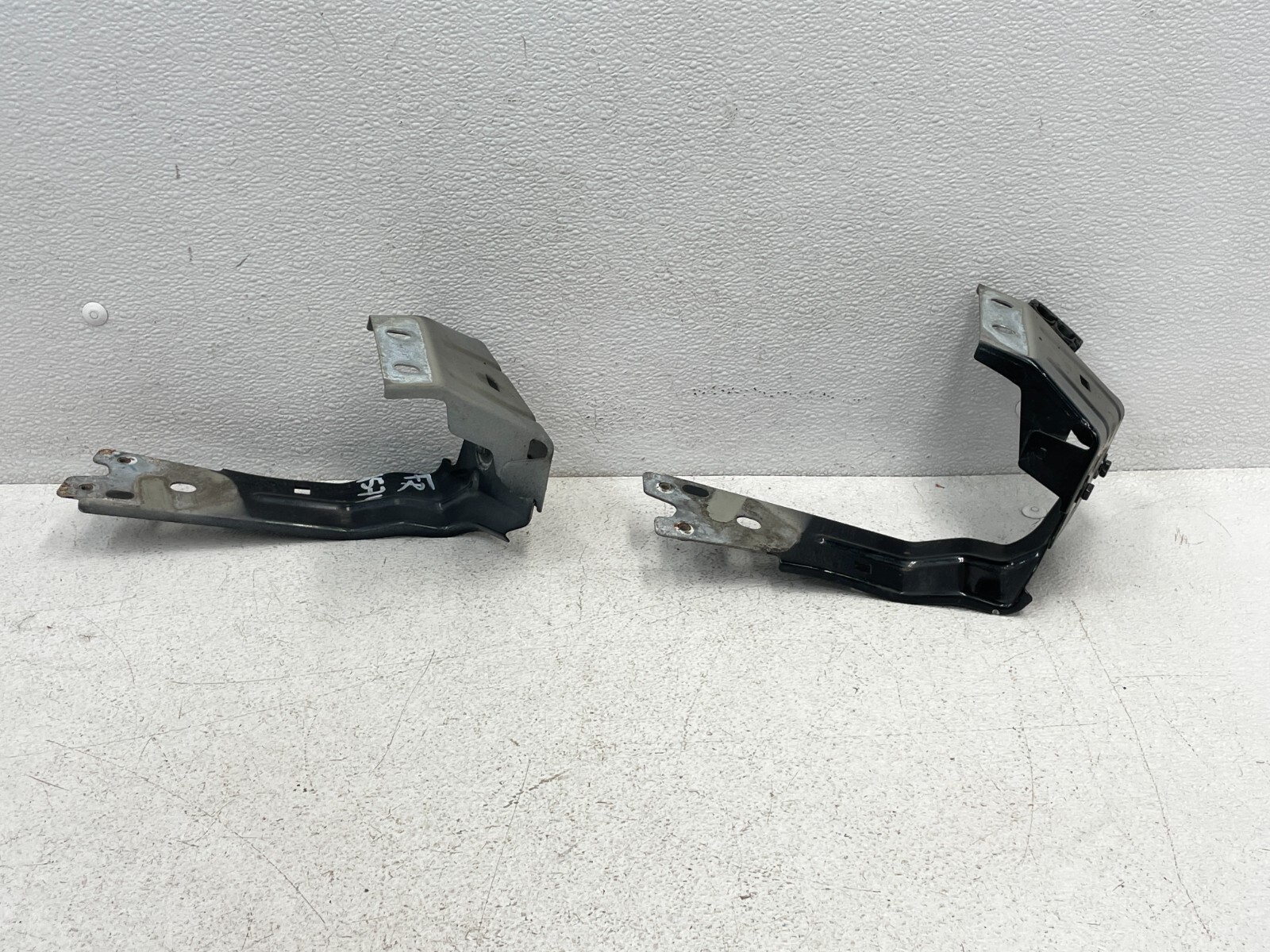 14-17 Maserati Quattroporte GTS Front Left Right Fender Bracket Set 1574 OEM