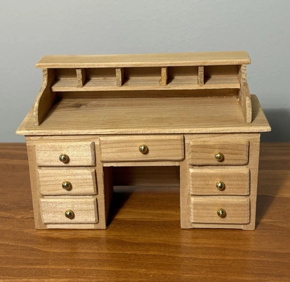 Escritorio artesanal de roble claro en miniatura para casa de muñecas y archivador alto a juego 1:12 Foto 2 de 4