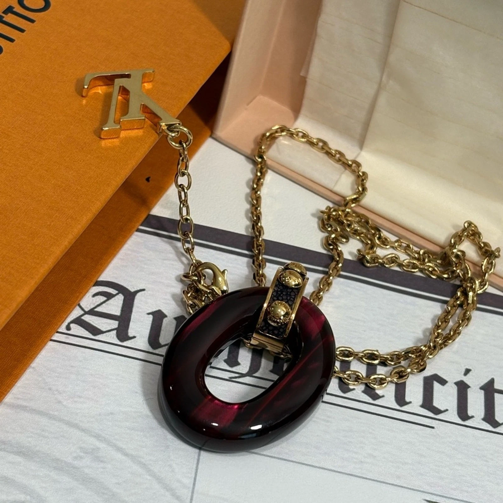 LOUIS VUITTON（LV） Autentica collana pendente Louis Vuitton oro e viola con scatola e certificato