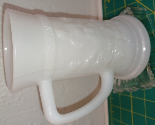 Vintage Federal Glass White Milk Glass Stein Embossed Tavern Scene - Bild 5 von 19