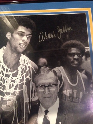 KAREEM ABDUL JABBAR JOHN WOODEN DUAL AUTO UCLA SIGNED 16X20 PHOTOGRAPH FRAMED - Picture 5 of 5
