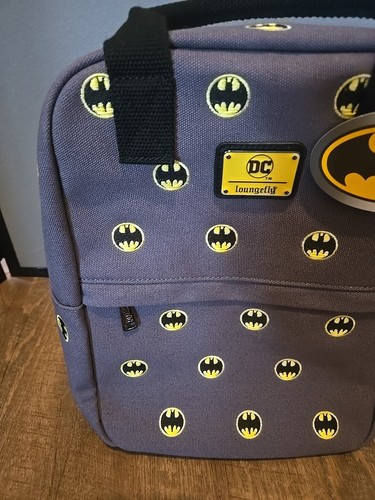 Mochila Loungefly DC Comics Batman 80 Aniversario AOP Lona Cuadrada Bordada - Imagen 2 de 13