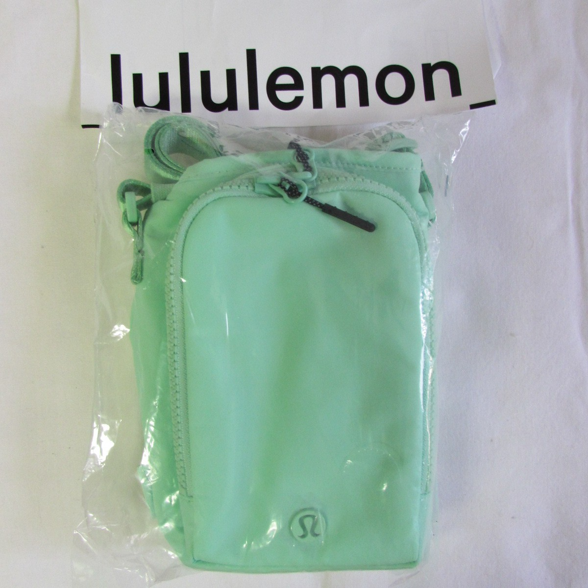 Lululemon Water Bottle Crossbody W/ Front Pocket 2L Citra Lime/Rainforest  Green