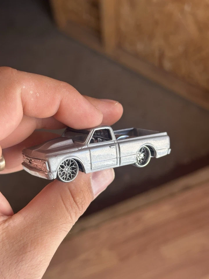 Camioneta Chevy C10 Hot Wheels 67 personalizada Foto 3 de 4