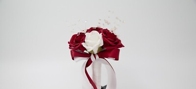 Blumenmädchenstrauß, Atemberaubender rot-weißer Rosenstrauß, absolut traumhaft