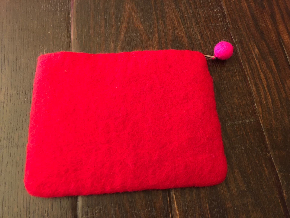 Bolsa de lã feltrada fonte de papel bolsa com zíper estojo de maquiagem coração nova sem etiquetas 8,5 x 6,5” - Imagem 2 de 4