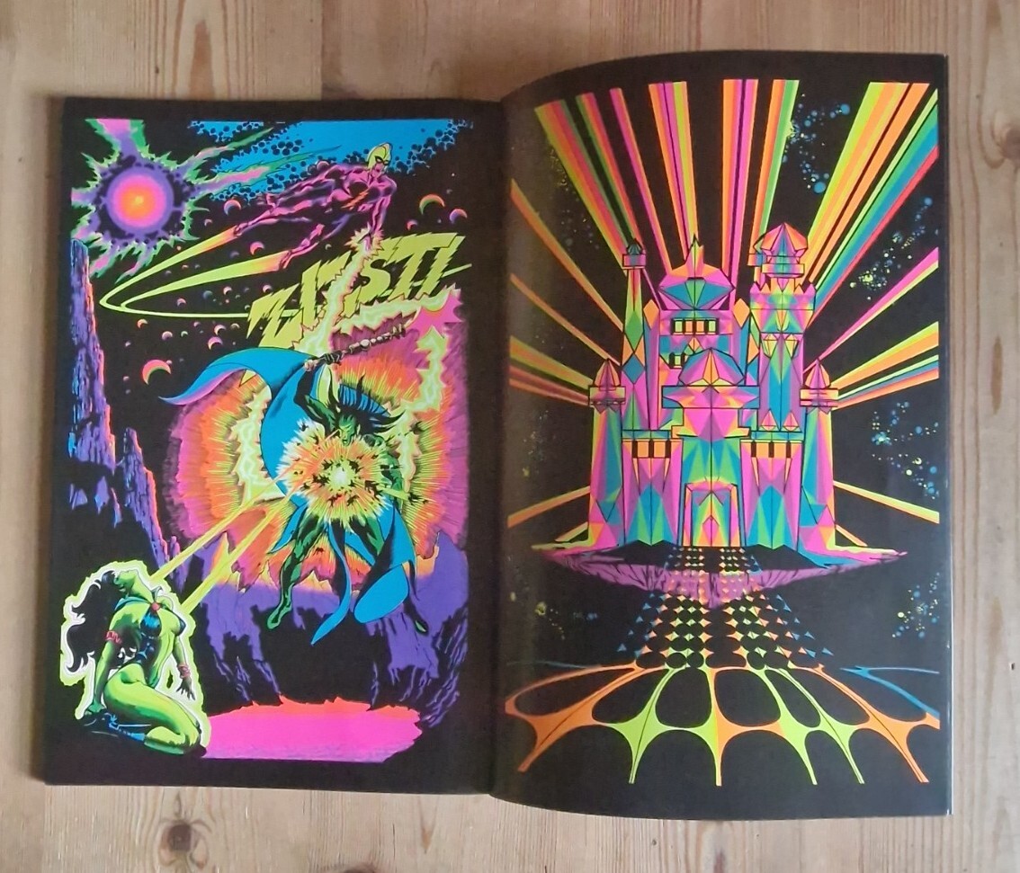 洋書 Ultraviolet Classic Blacklight Posters Ultraviolet: 69 Classic Blacklight Posters from the Aquarian