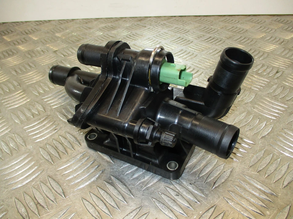 Ford Focus 2014 1,6 TDCi NGDA. Termostato y carcasa 64K Foto 3 de 4