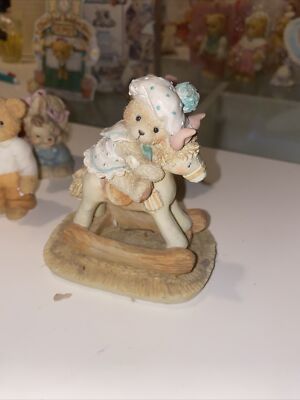 Cherished Teddies Beth ''Bear Hugs'', Teddymädchen auf Schaukelpferd