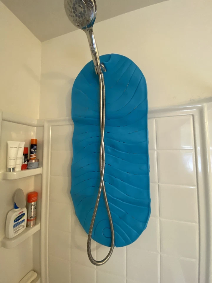 Alfombra de bañera antideslizante con textura Boon Ripple/gancho colgante y orificios de drenaje Foto 3 de 3