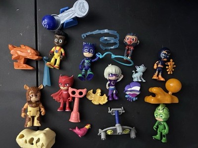 PJ Masks Deluxe Figure Set with Rare Armadylan Action Figure - 16 