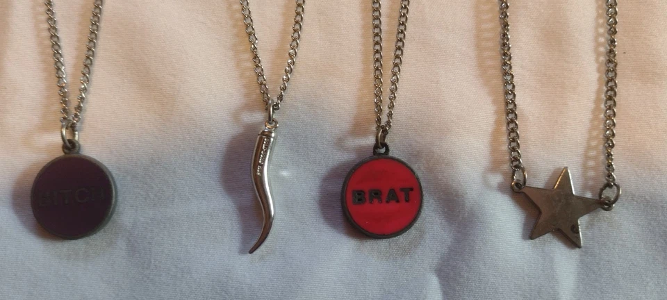 Y2K 项链,4(4) 银 "BITCH"、"BRAT"、意大利喇叭、16"" 有趣! — 第 2/4 张图片