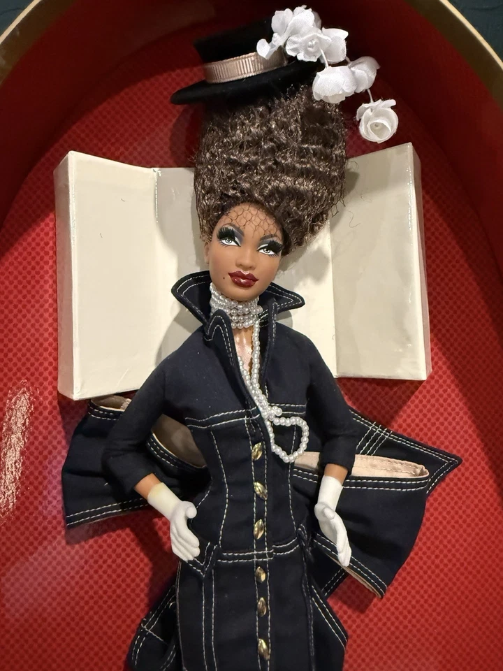 💋 2007 Pepper Barbie Byron Lars Gold Label Chapeaux Collect COA & Display Case - Image 4 of 4