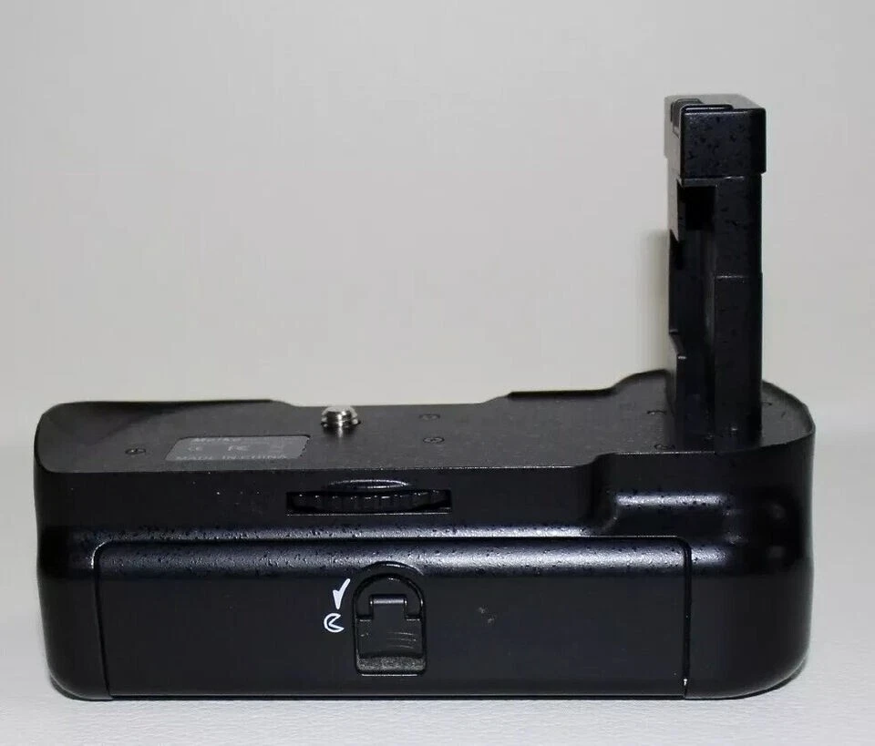 Meike MK-D5100 Vertical Battery Grip For Nikon D5100 Camera - Image 2 of 4