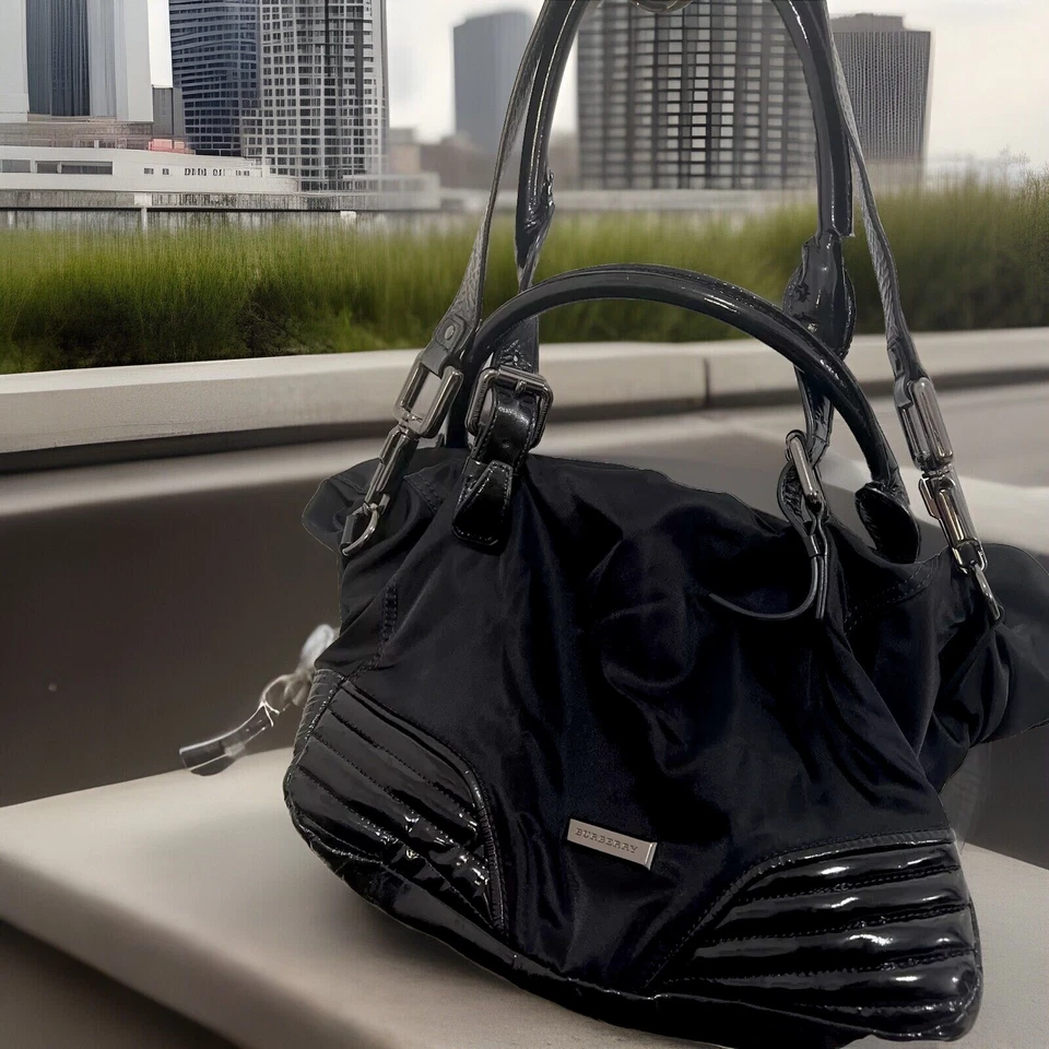 Bolso de Mano/Bolso de Hombro BURBERRY Negro Nylon Borde de Charol - Usado en Excelente Condición Foto 3 de 4