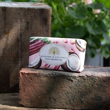 The English Soap Company  Luxury Bar 190g Vegan Rhubarb & Coconut
